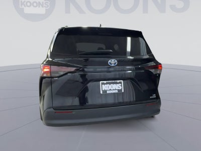 2023 Toyota Sienna LE