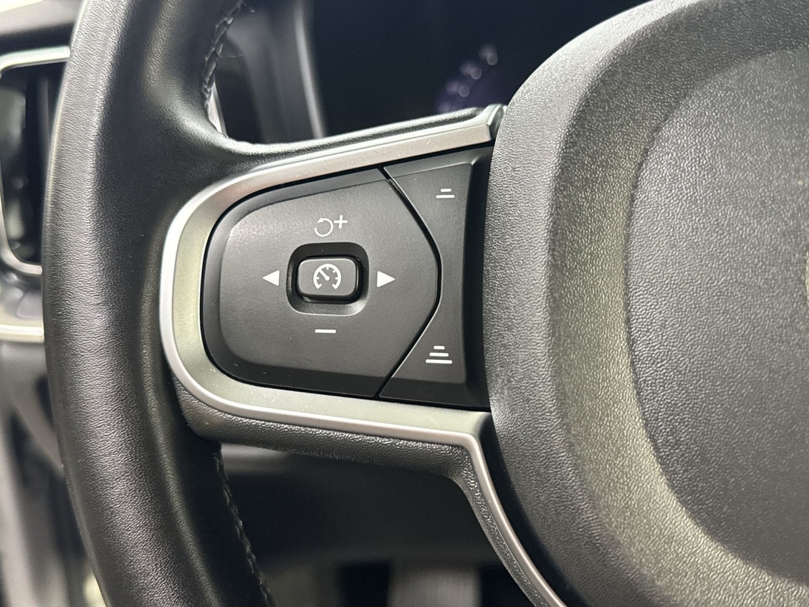 2024 Volvo S60 B5 Core Dark Theme