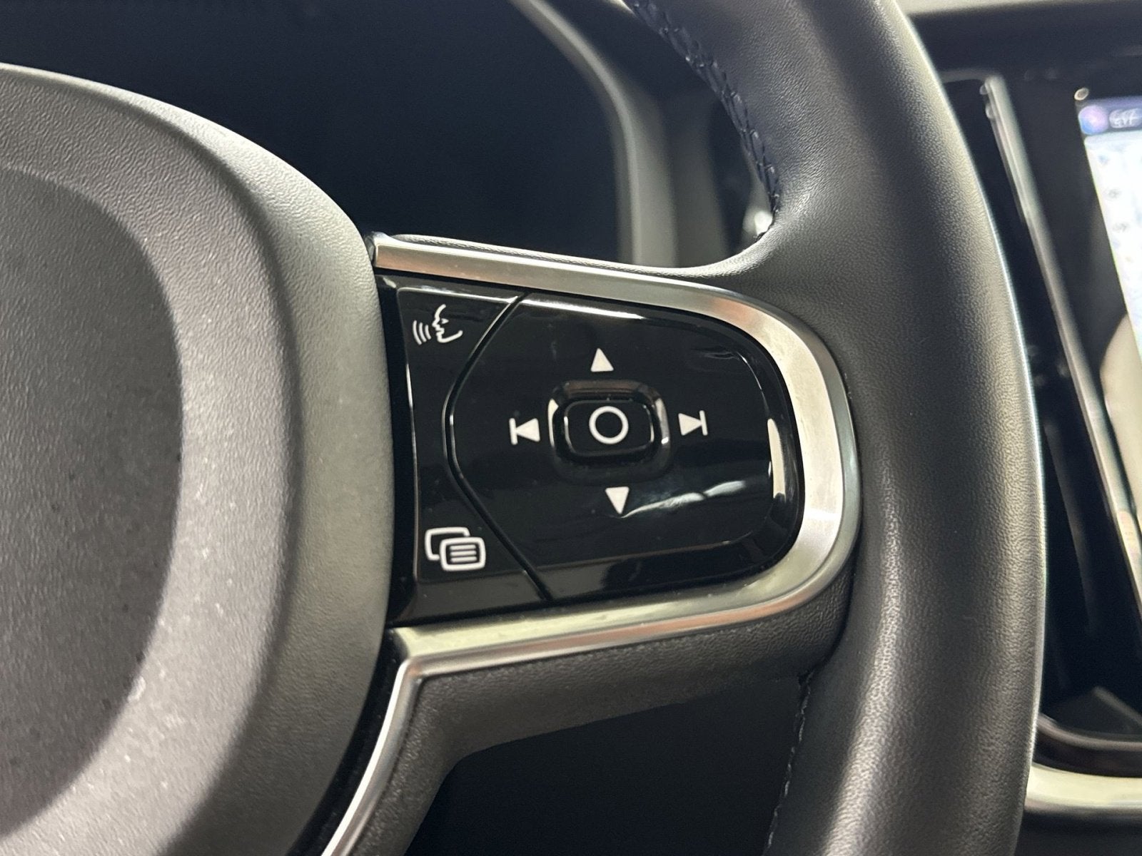 2024 Volvo S60 B5 Plus Dark Theme