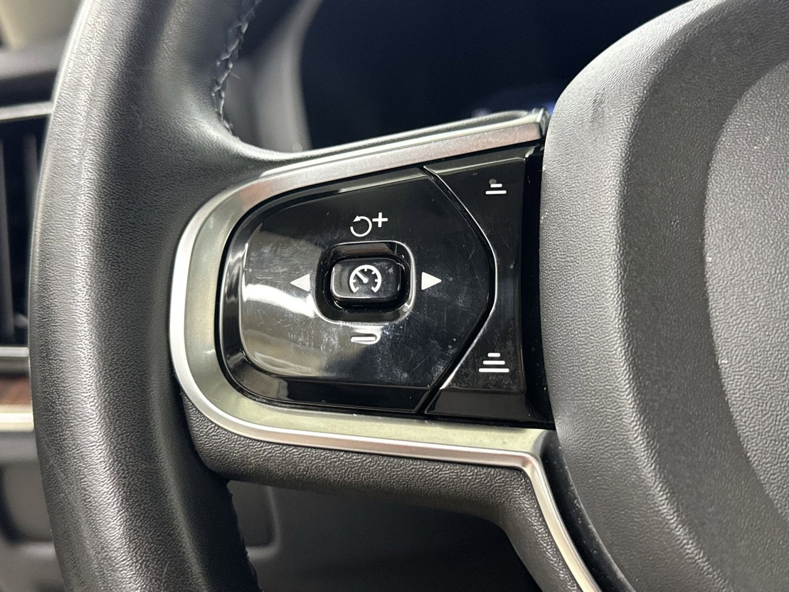 2024 Volvo S60 B5 Plus Dark Theme