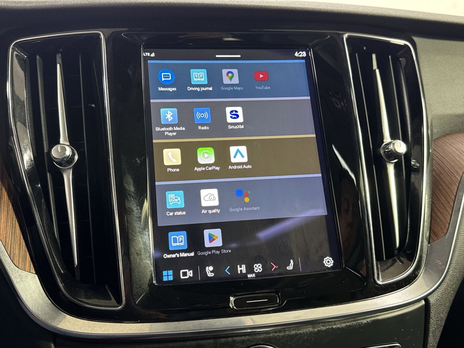 2024 Volvo S60 B5 Plus Dark Theme