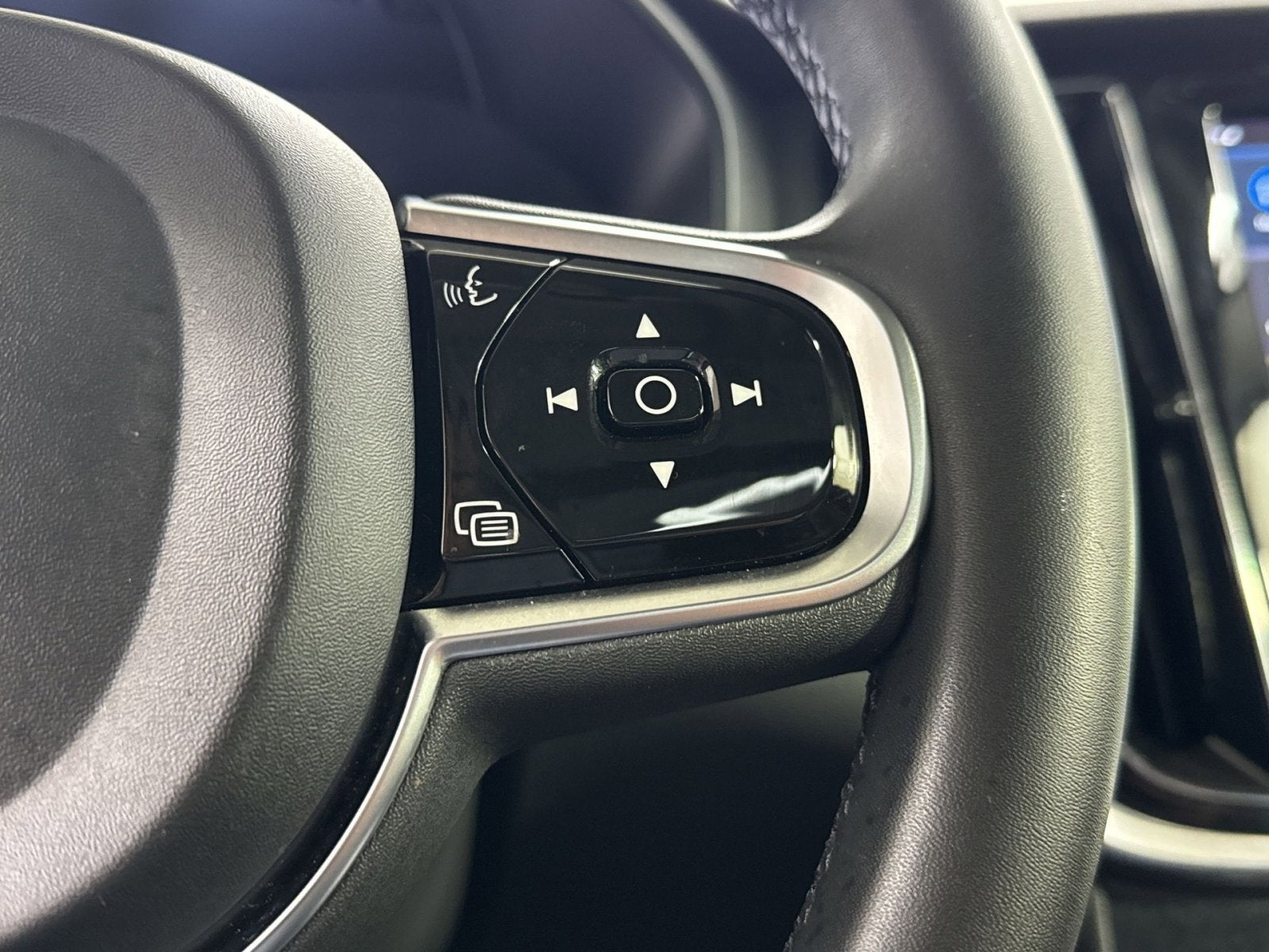 2024 Volvo S60 B5 Plus Dark Theme