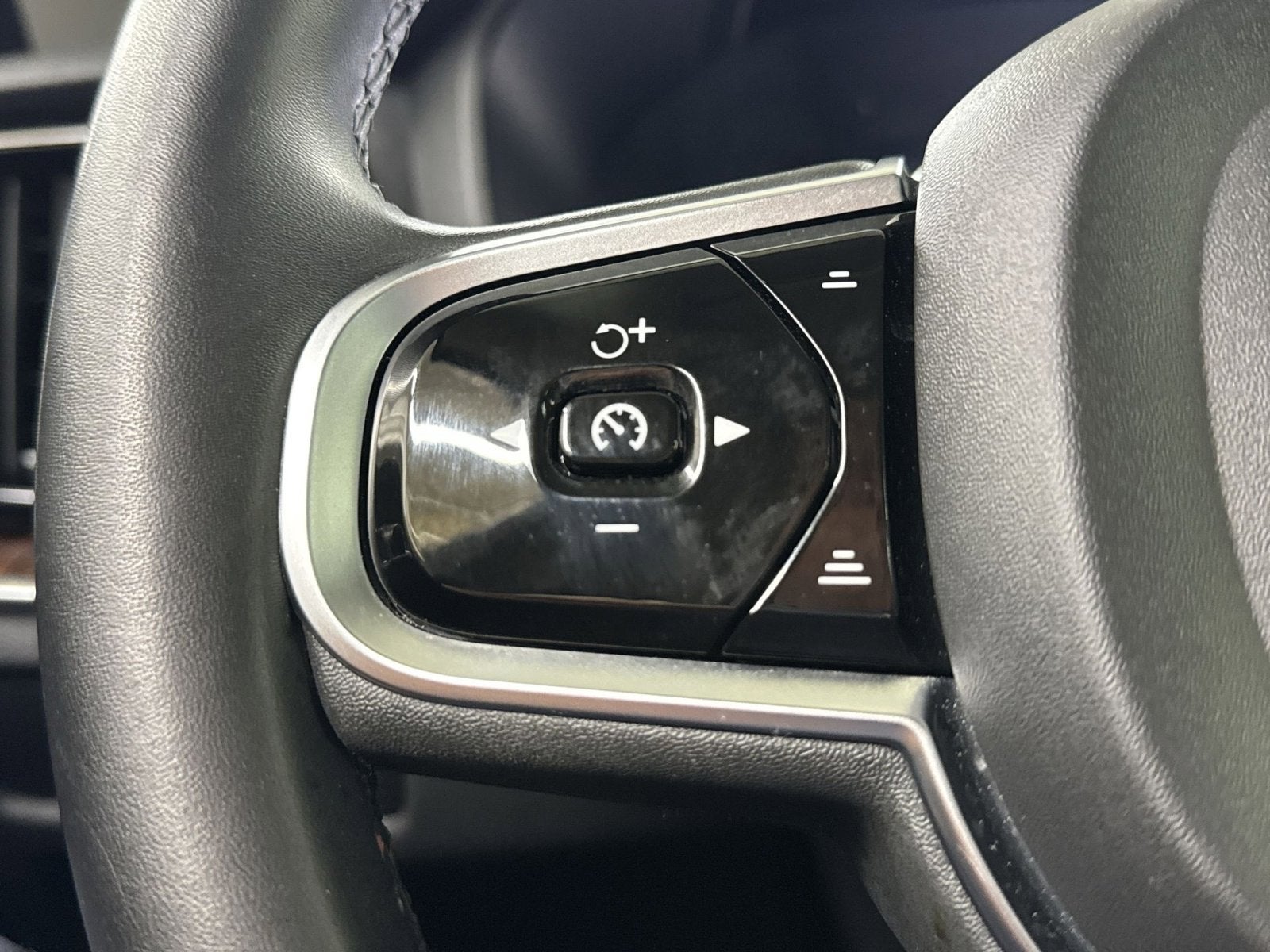 2024 Volvo S60 B5 Plus Dark Theme