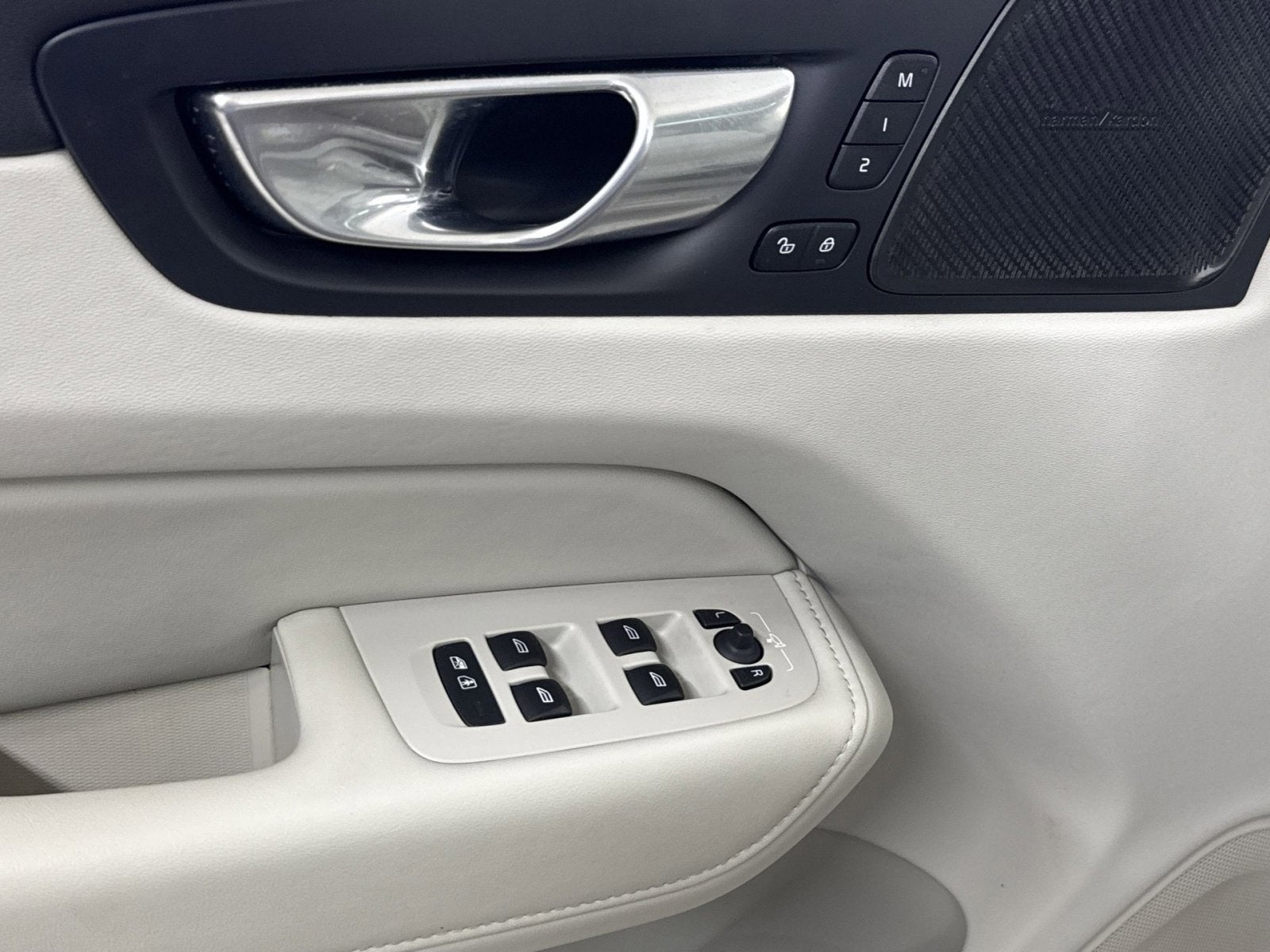 2023 Volvo XC60 B6 Ultimate Bright Theme