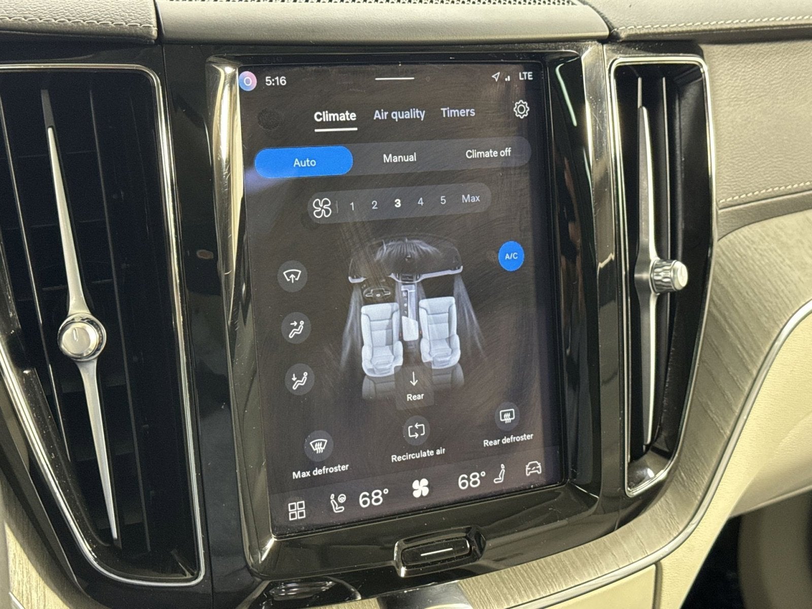 2023 Volvo XC60 B6 Ultimate Bright Theme