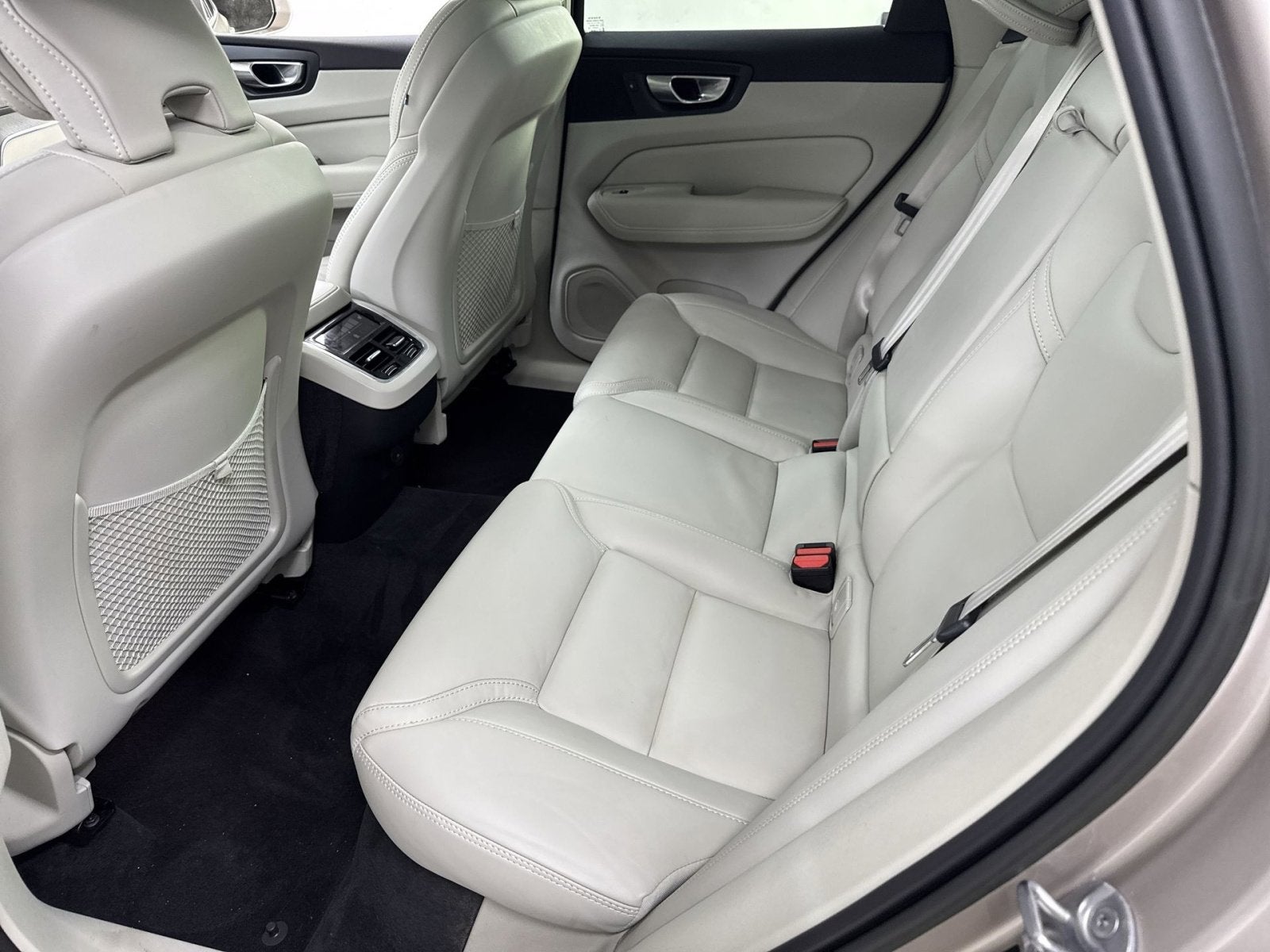 2023 Volvo XC60 B6 Ultimate Bright Theme