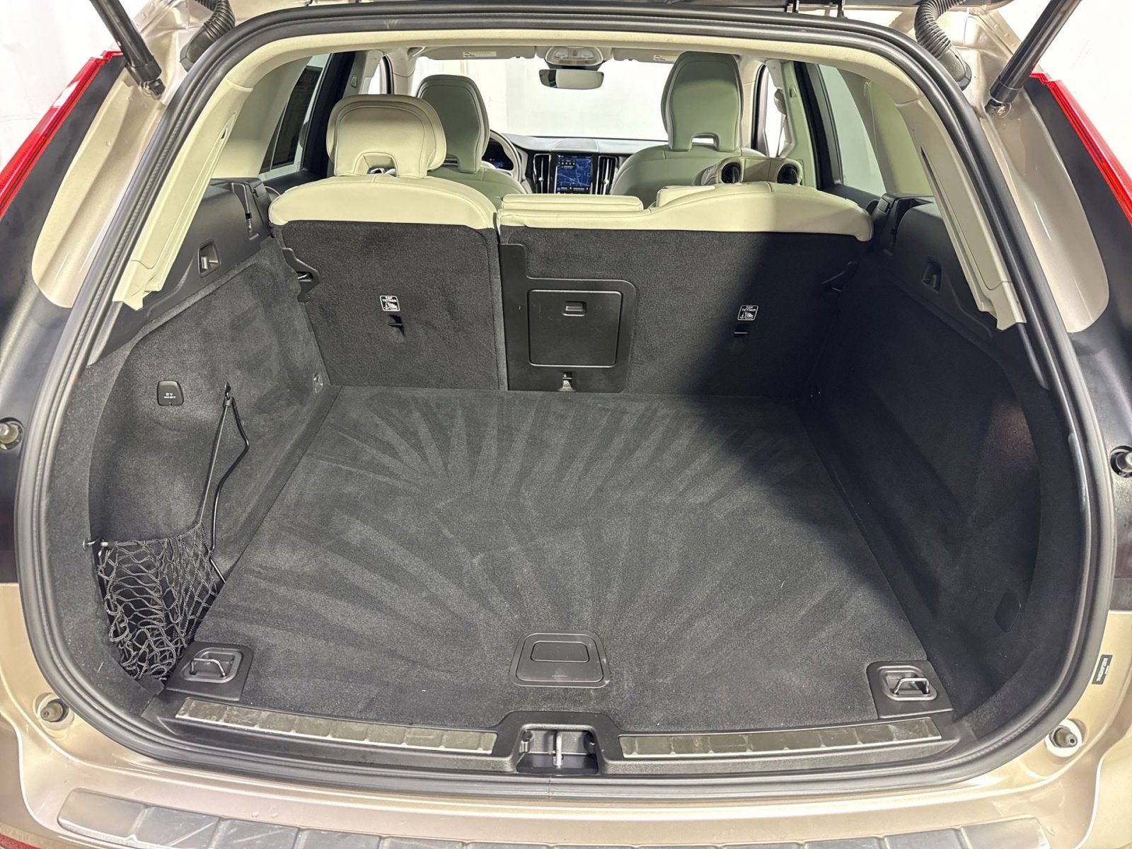 2023 Volvo XC60 B6 Ultimate Bright Theme