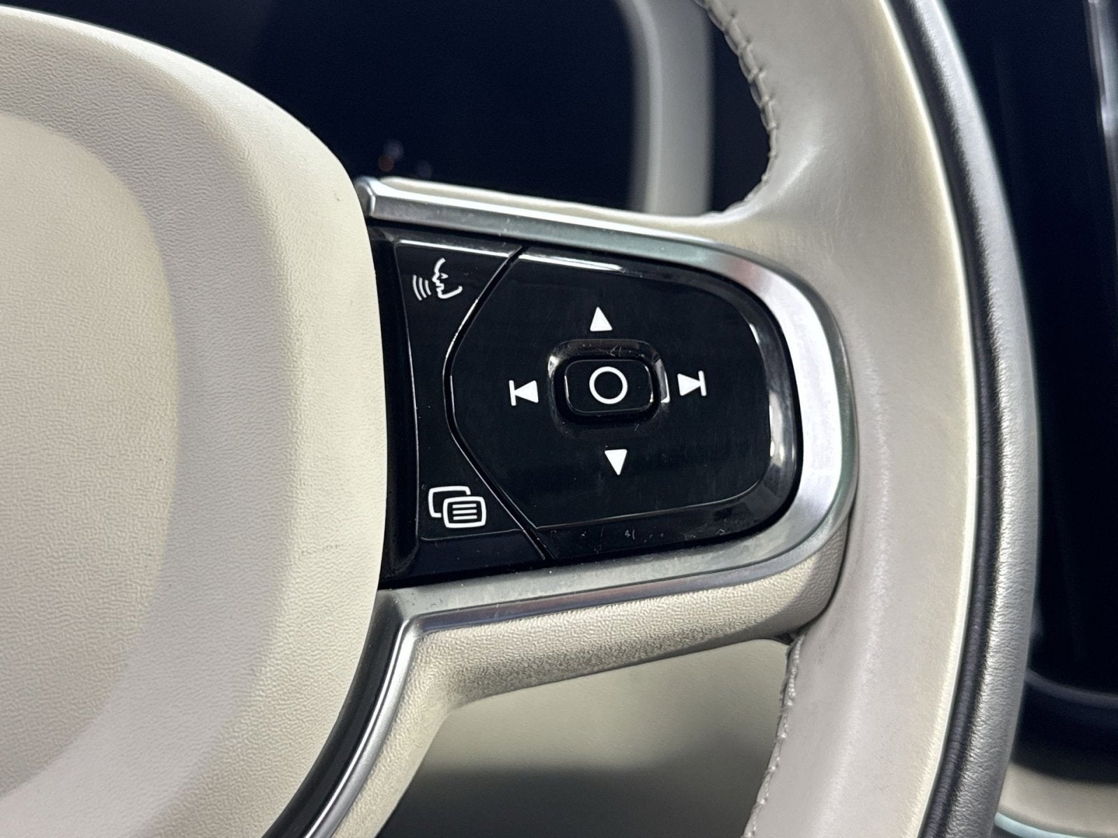 2023 Volvo XC60 B6 Ultimate Bright Theme