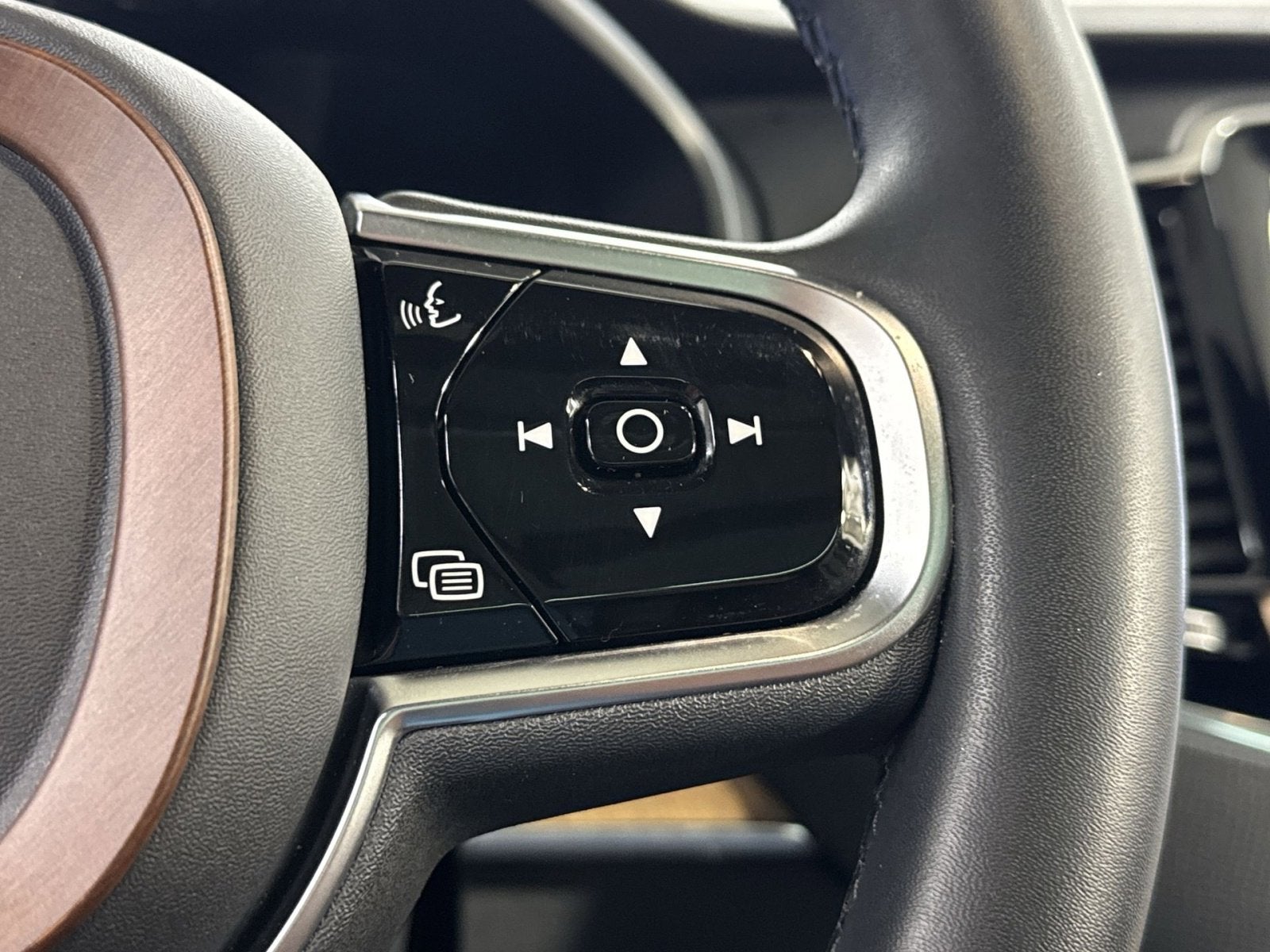 2023 Volvo XC90 B5 Plus