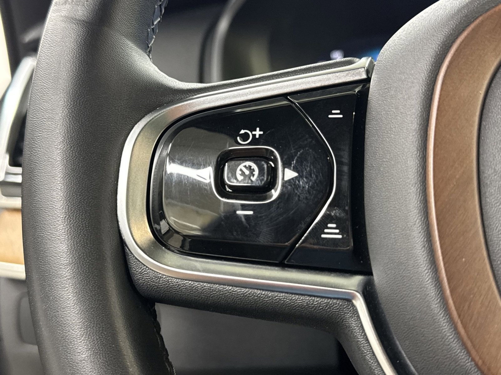 2023 Volvo XC90 B5 Plus