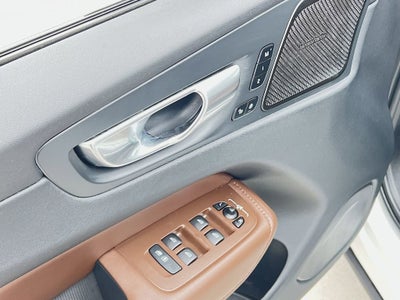 2023 Volvo XC60 B5 Plus Dark Theme