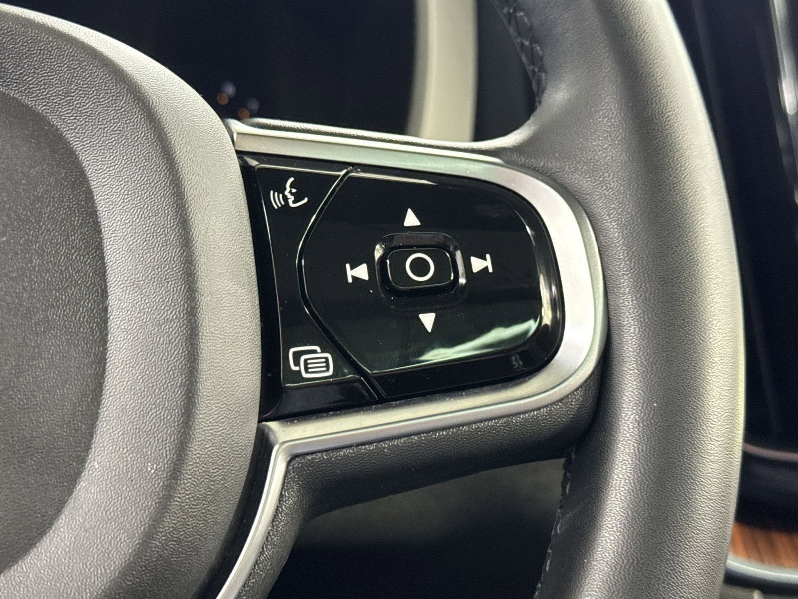 2023 Volvo XC60 B5 Plus Dark Theme