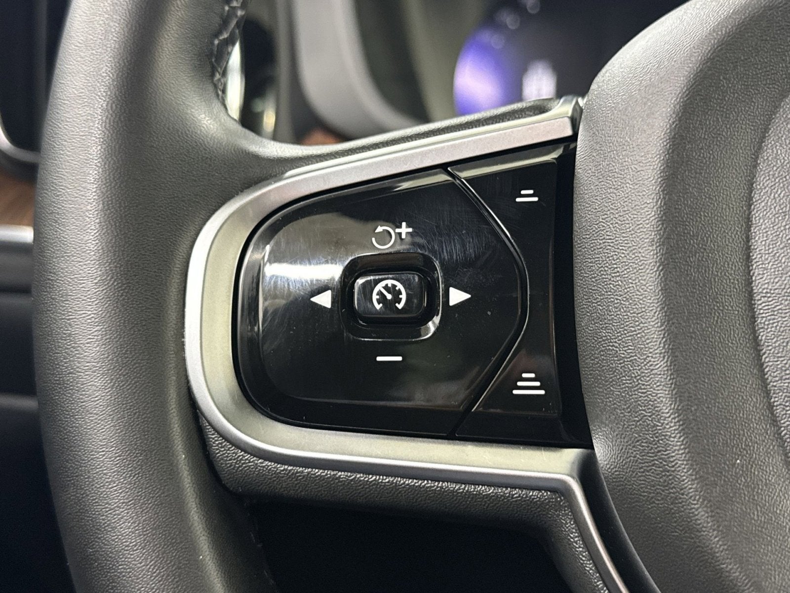 2023 Volvo XC60 B5 Plus Dark Theme