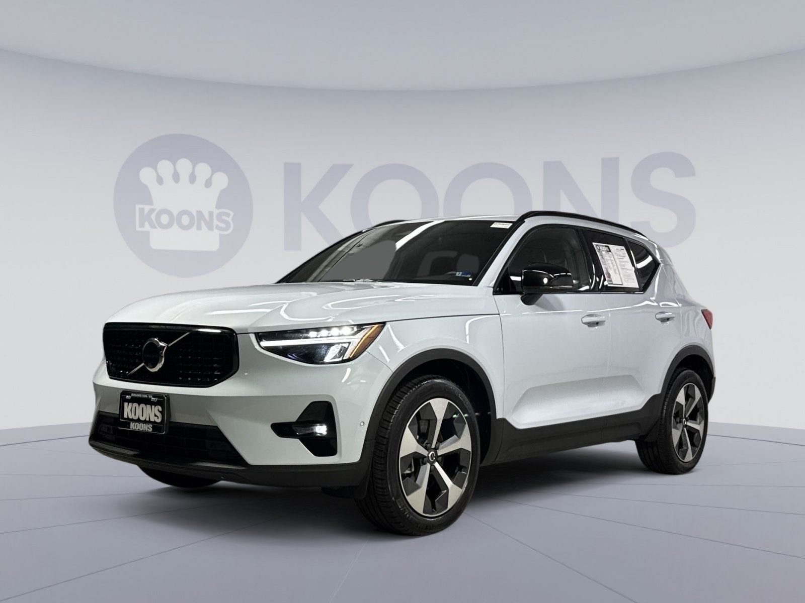 2025 Volvo XC40 B5 Plus Dark Theme