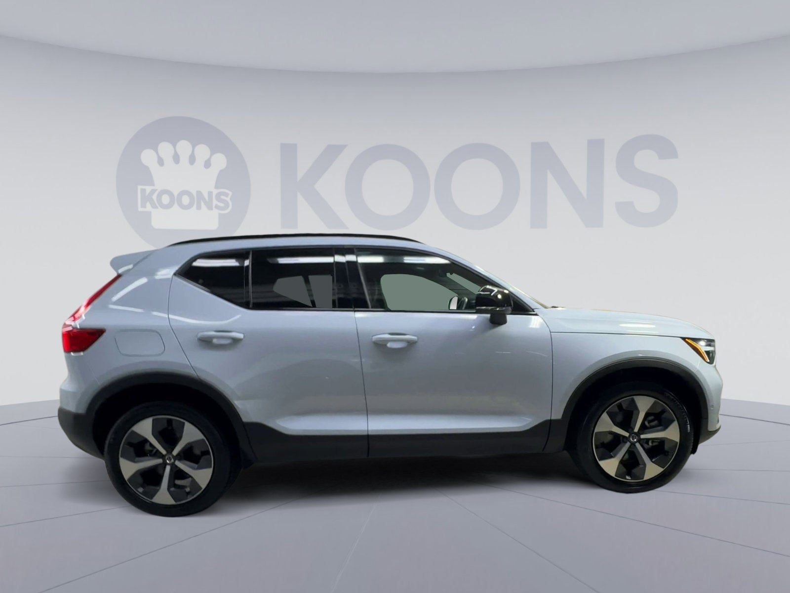 2025 Volvo XC40 B5 Plus Dark Theme