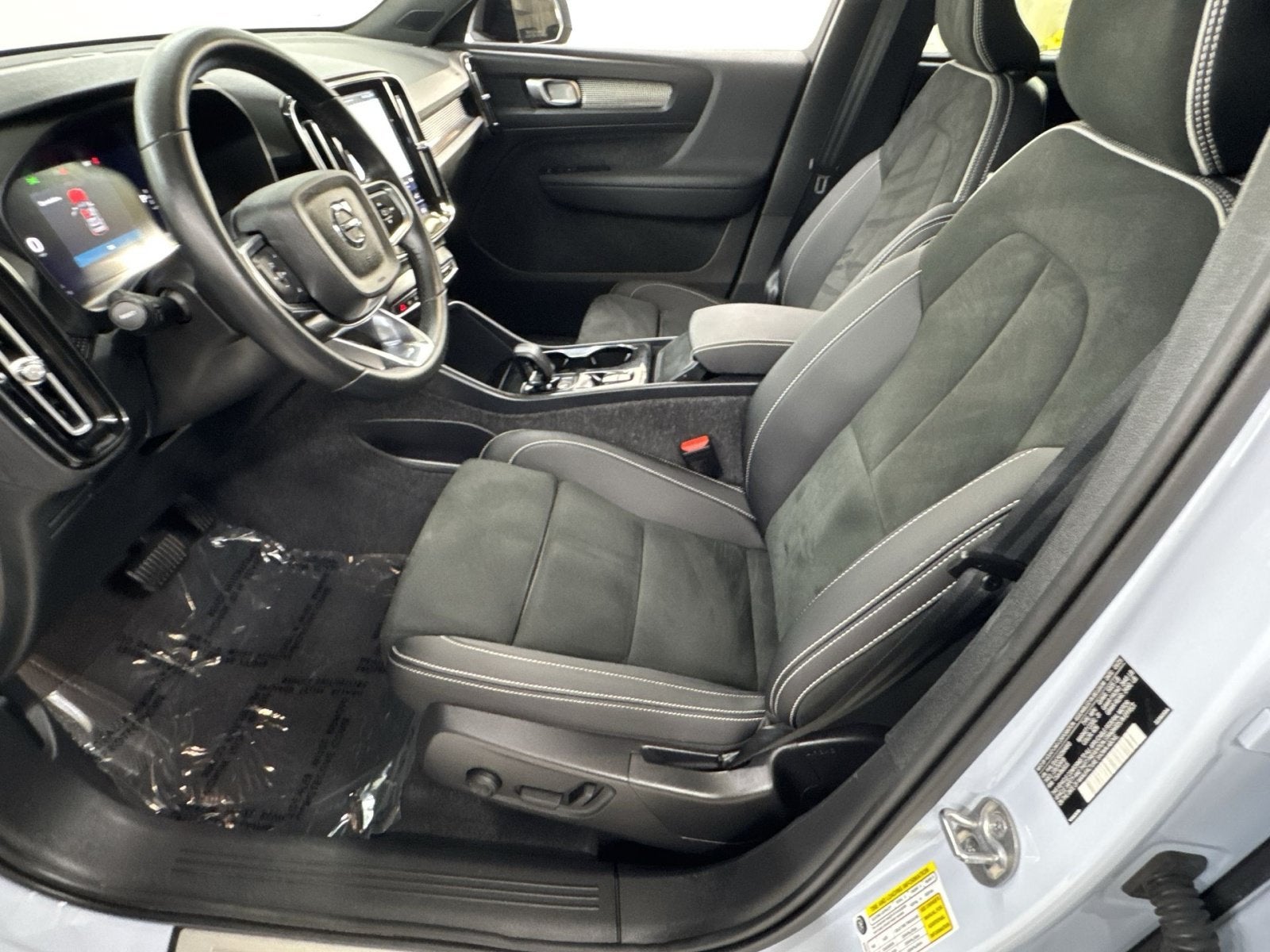 2025 Volvo XC40 B5 Plus Dark Theme
