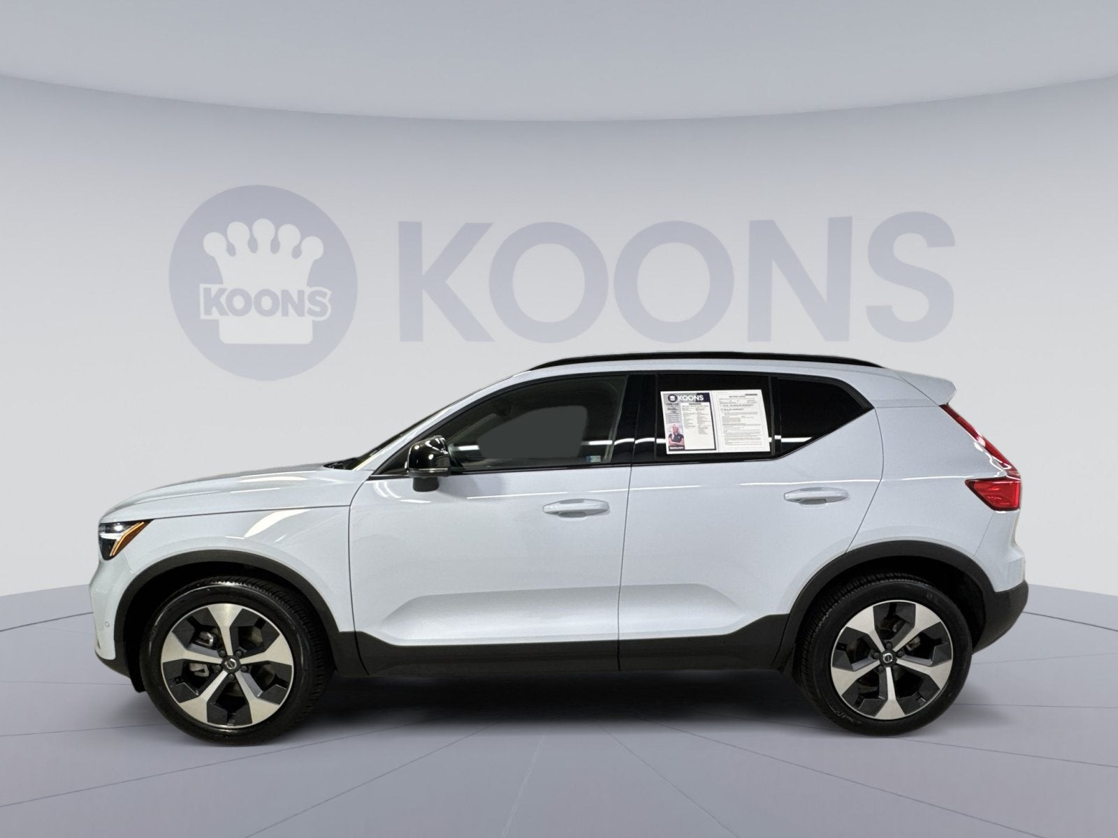 2025 Volvo XC40 B5 Plus Dark Theme