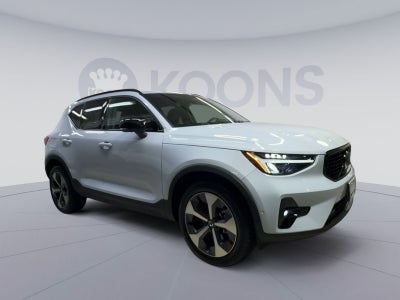 2025 Volvo XC40 B5 Plus Dark Theme