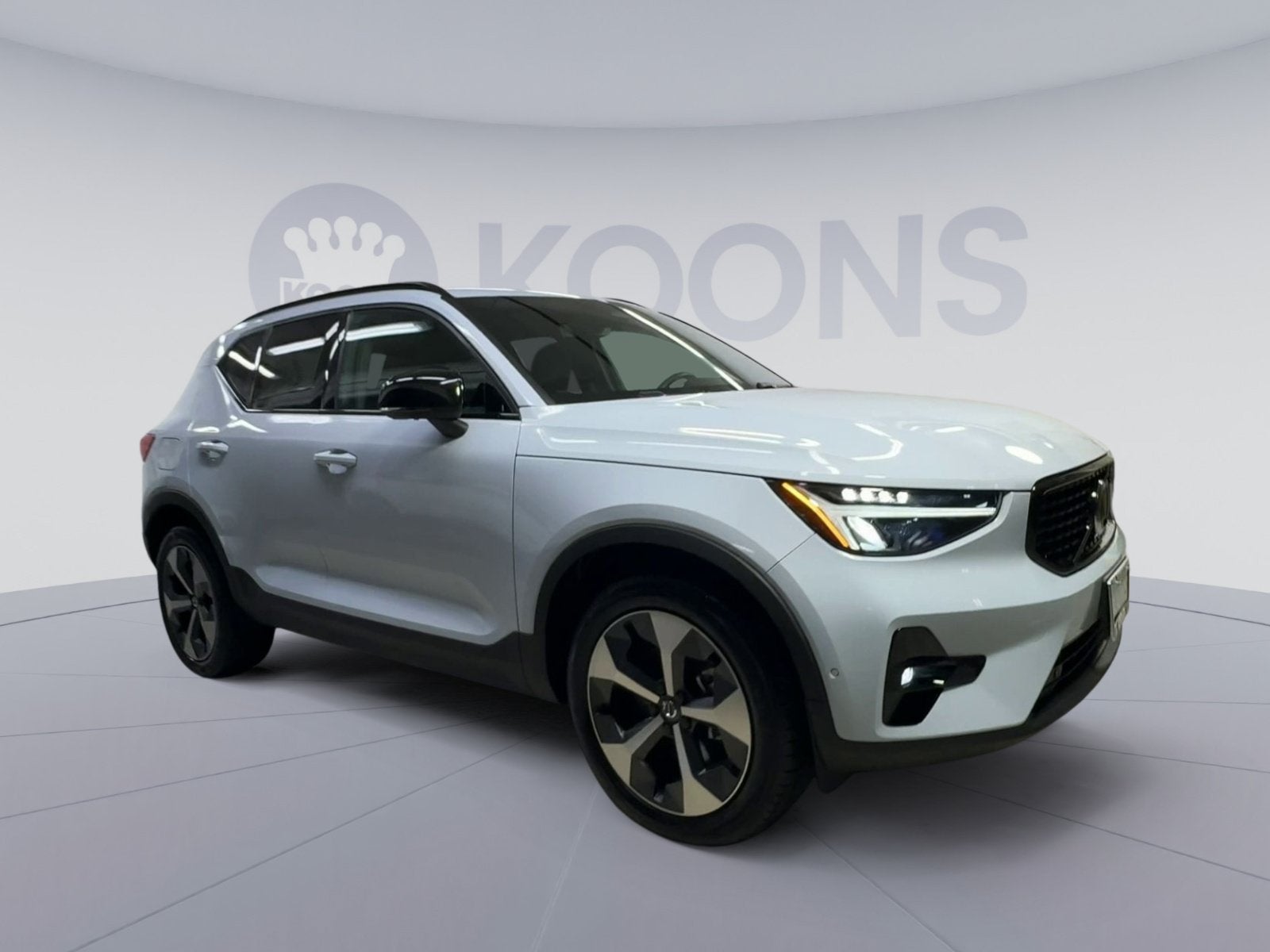 2025 Volvo XC40 B5 Plus Dark Theme