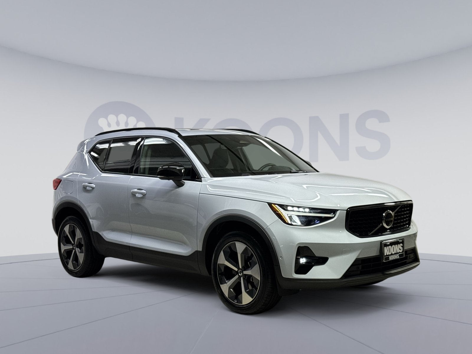 2025 Volvo XC40 B5 Plus Dark Theme