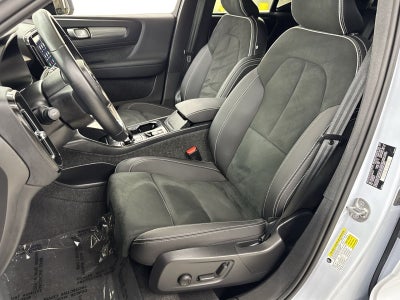 2025 Volvo XC40 B5 Plus Dark Theme