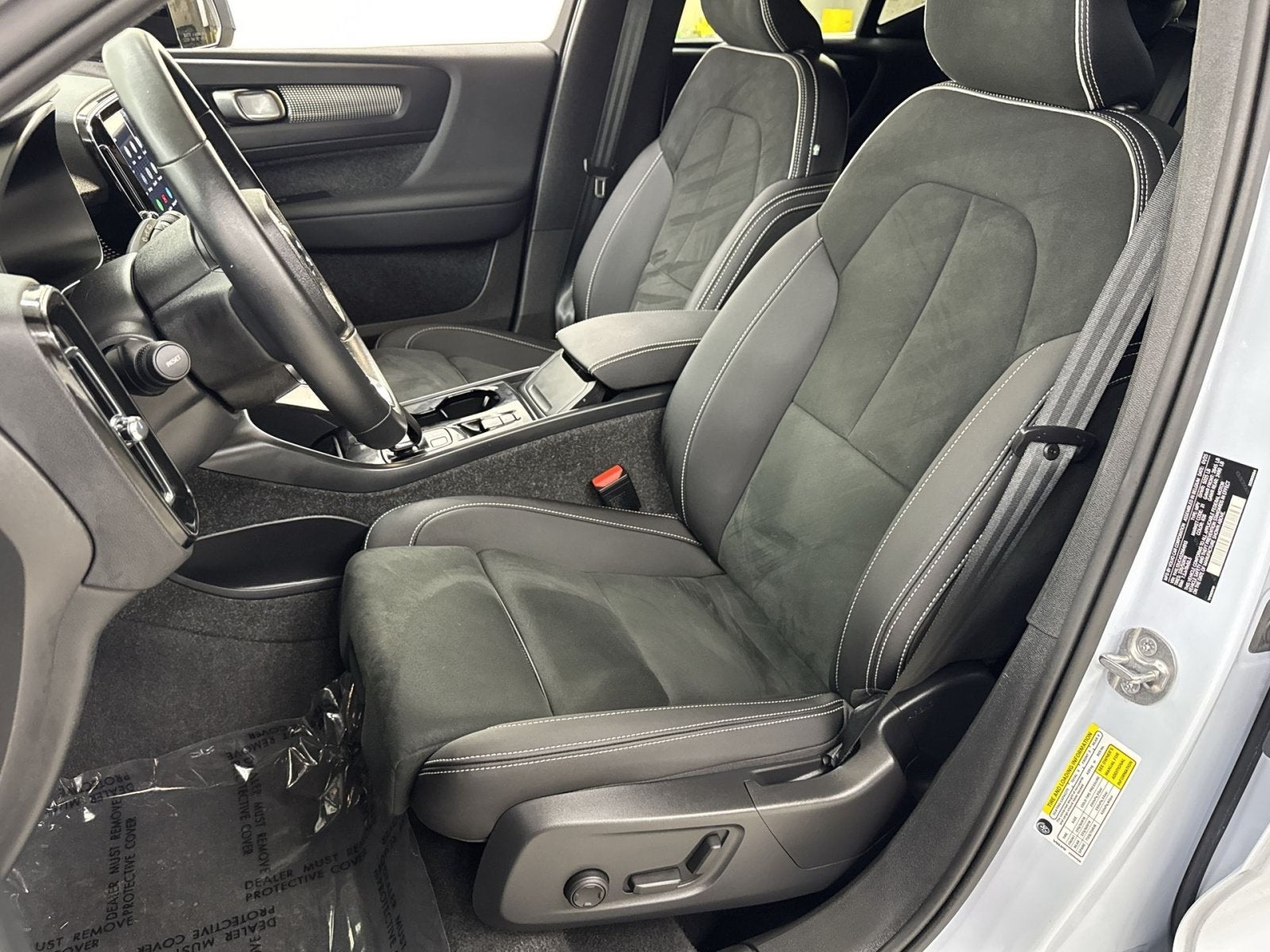 2025 Volvo XC40 B5 Plus Dark Theme