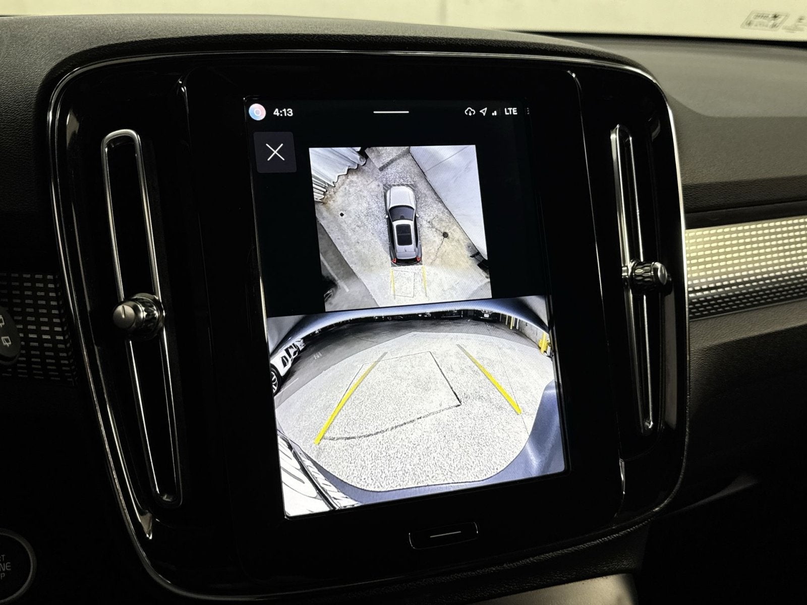 2025 Volvo XC40 B5 Plus Dark Theme