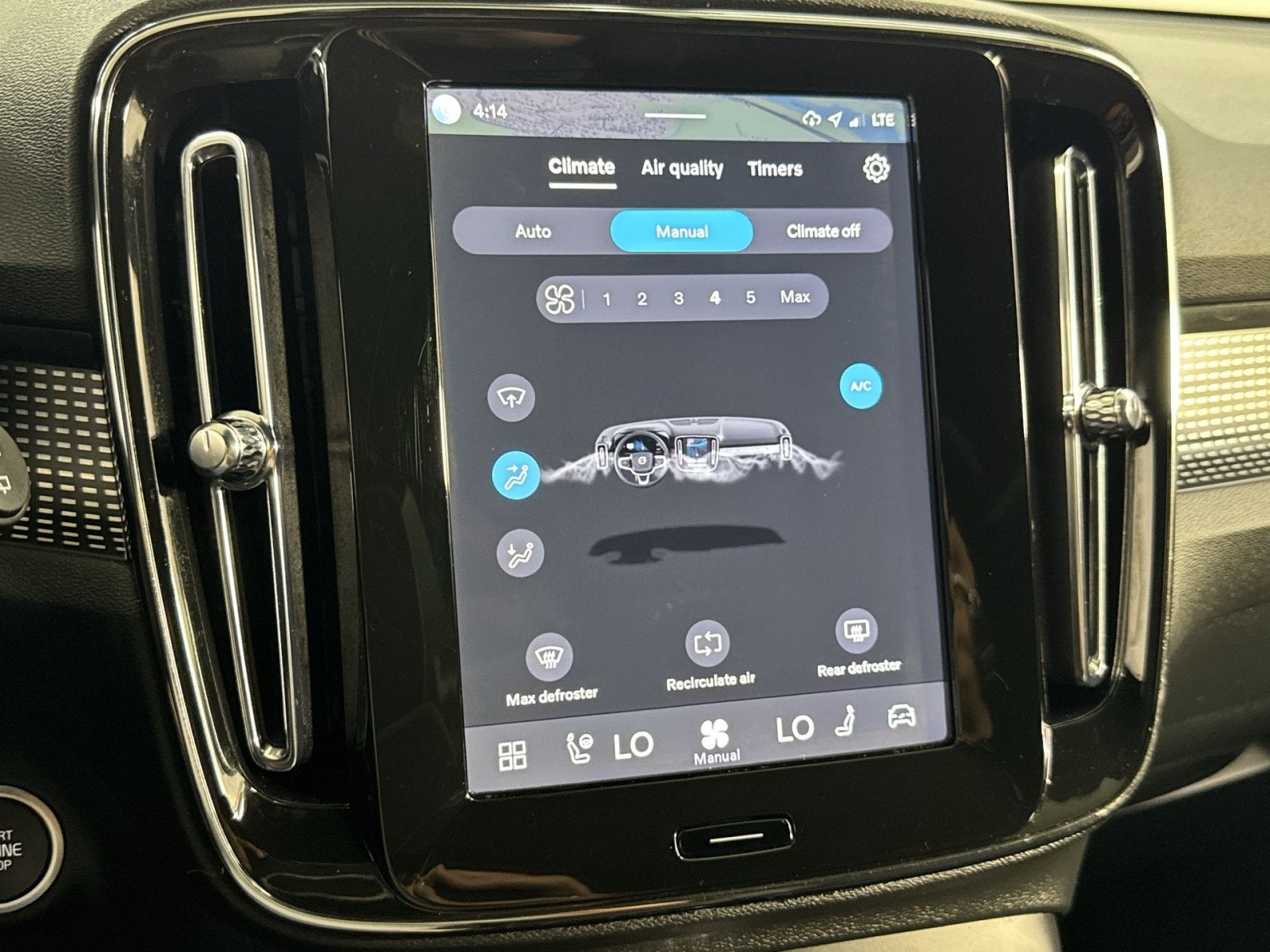 2025 Volvo XC40 B5 Plus Dark Theme