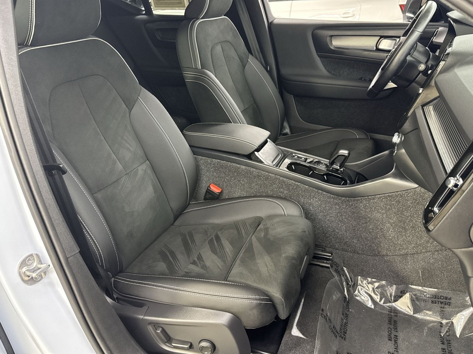 2025 Volvo XC40 B5 Plus Dark Theme