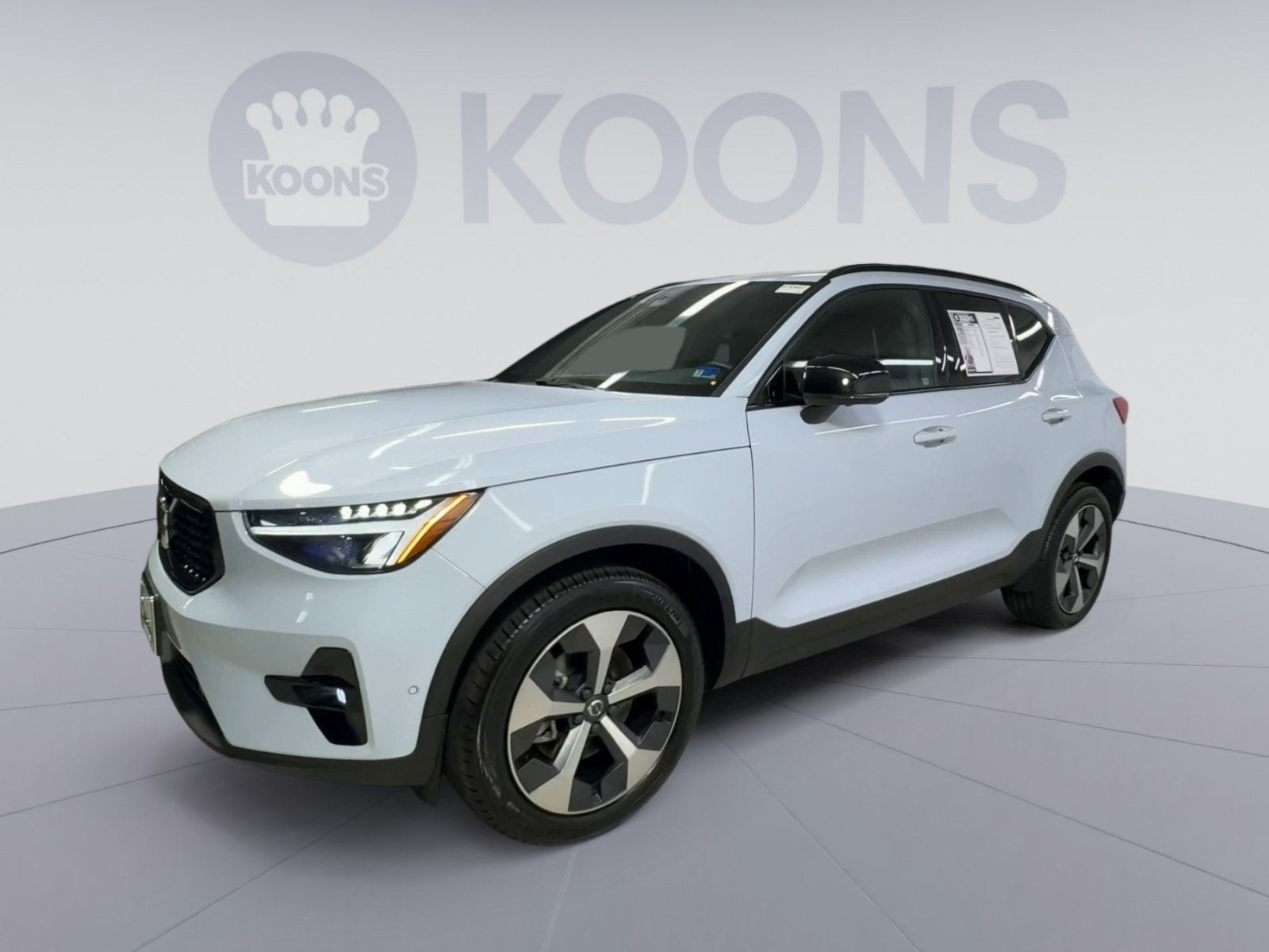 2025 Volvo XC40 B5 Plus Dark Theme